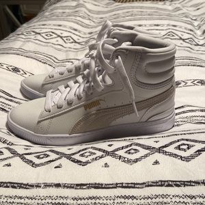 Woman’s puma sneakers